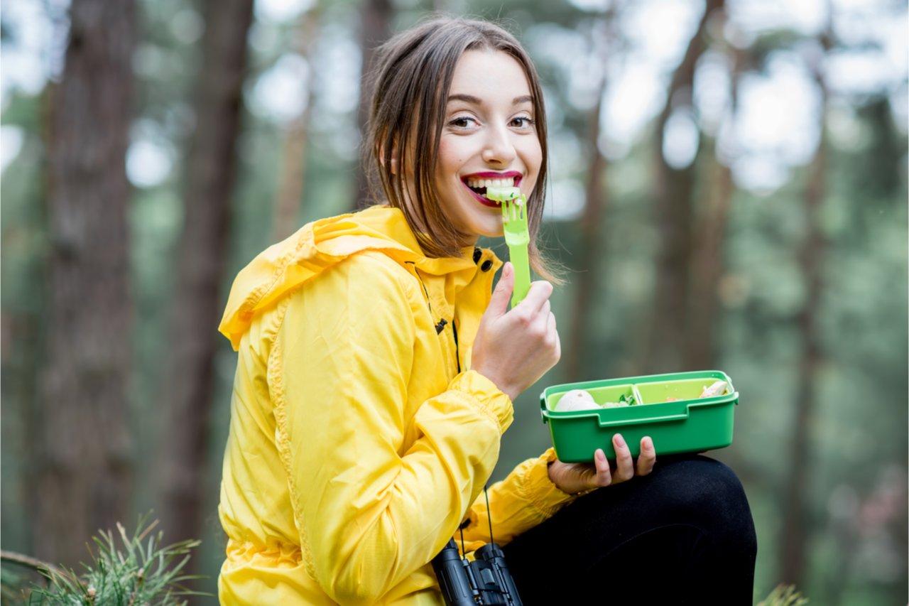 Mavie Work - Snacking und Abnehmen 2 - Blog Snacks zwischendurch müssen nicht immer ungesund sein. Es lohnt sich dabei auf die Inhaltsstoffe der Zwischenmahlzeit zu achten. Shutterstock.com / RossHelen