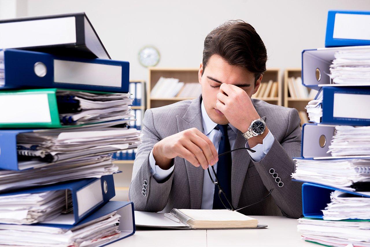 Mavie Work - Ständige Müdigkeit und Antriebslosigkeit 4 - Blog Ständige Müdigkeit kann auch durch Stress ausgelöst werden. Shutterstock.com / Elnur