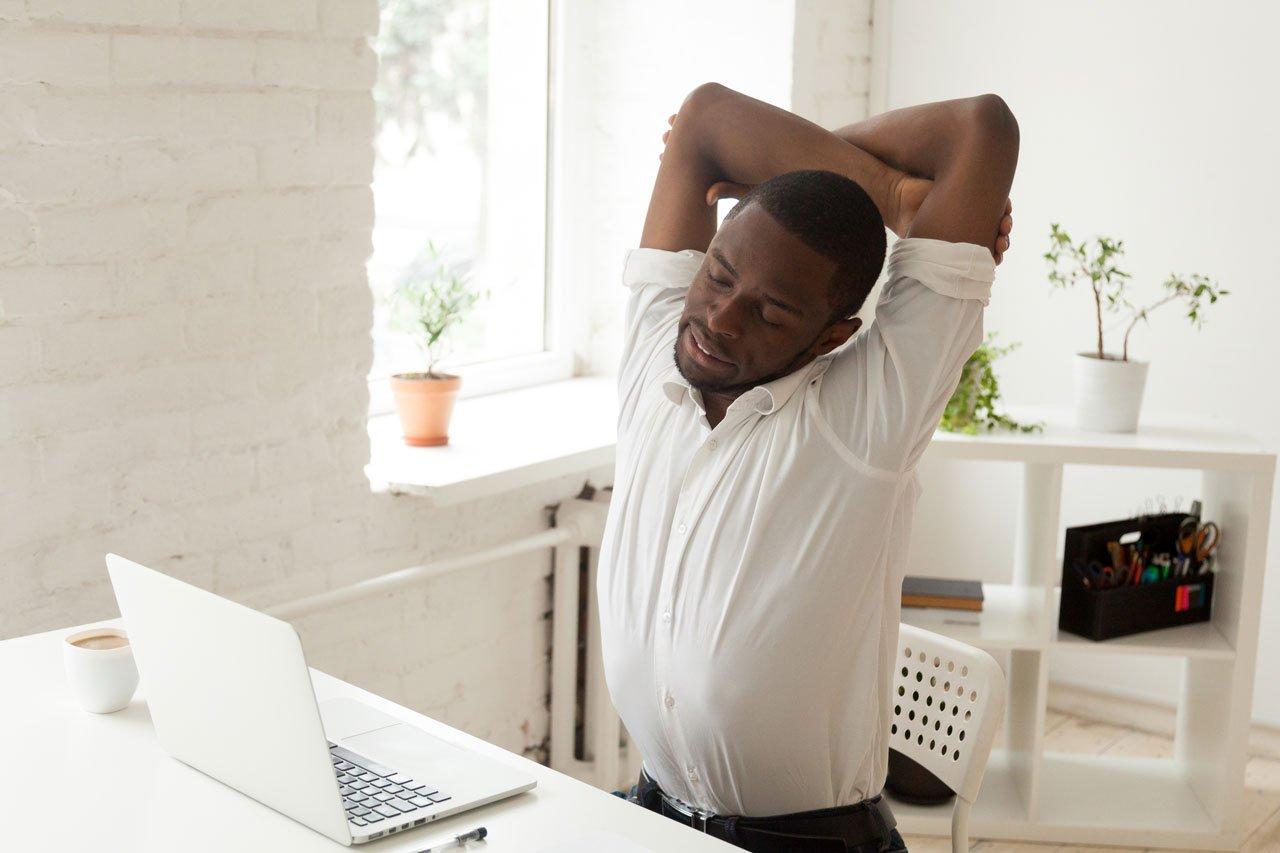 Mavie Work - Richtig Sitzen im Büro 4 - Blog Richtig sitzen im Büro bedeutet auch, sich regelmäßig zu bewegen. Shutterstock.com / fizkes