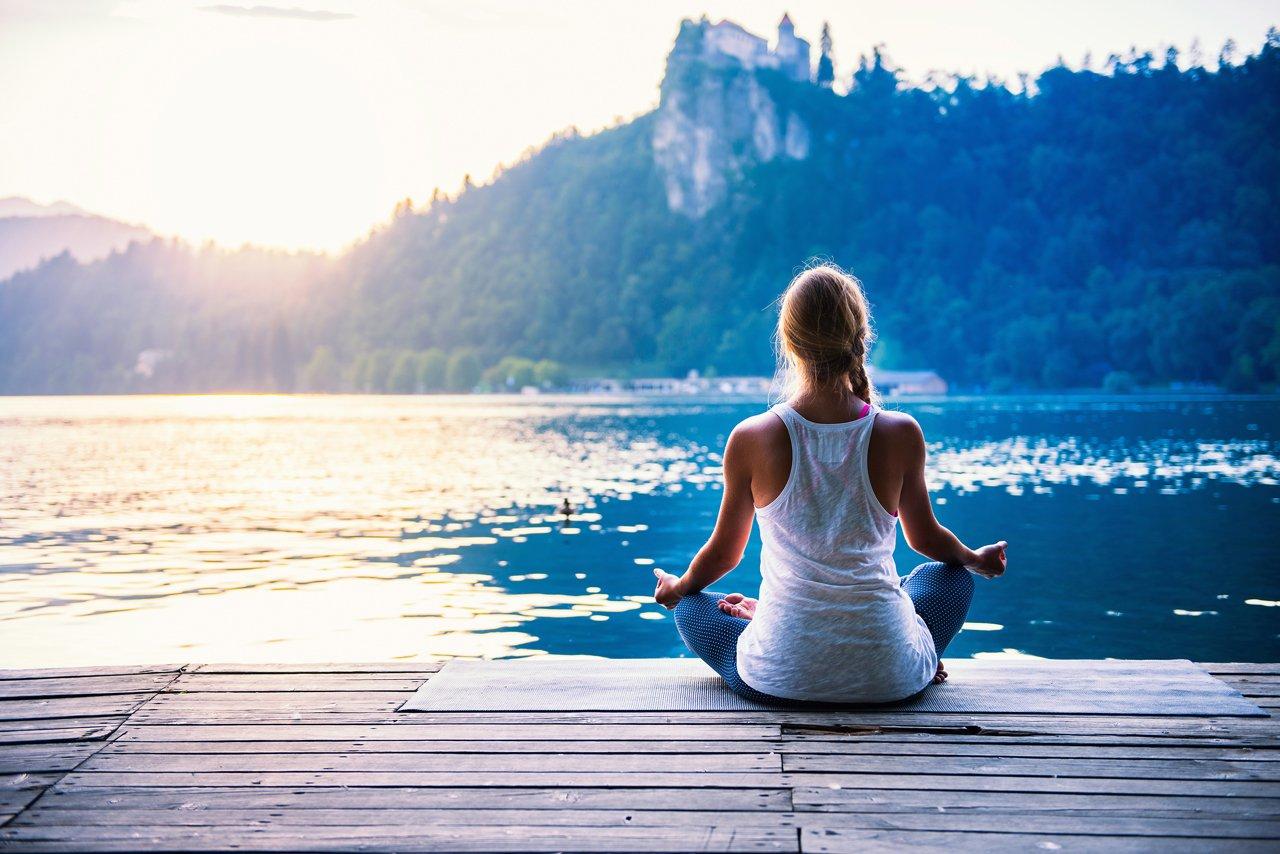 Mavie Work - Meditation für mehr Energie 6 - Blog Feste Zeiten sind bei der Meditation wichtig. Shutterstock.com / Microgen