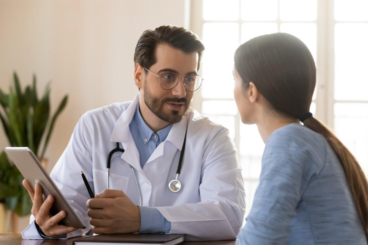 Mavie Work - Abnehmen durch Fasten 3 - Blog Bevor man mit dem Heilfasten von Dr. Buchinger anfängt, sollte man sich von einem Arzt beraten lassen, ob diese Art des Fastens für einen geeignet ist. fizkes / Shutterstock