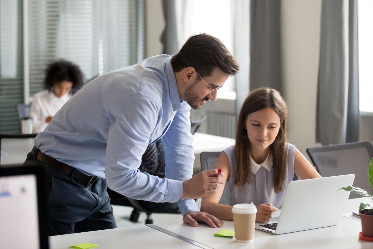 Mavie Work - Wieviel Mittagspause steht mir zu 6 - Blog Während eines Praktikums gibt es ebenfalls Pausen. Shutterstock.com / fizkes