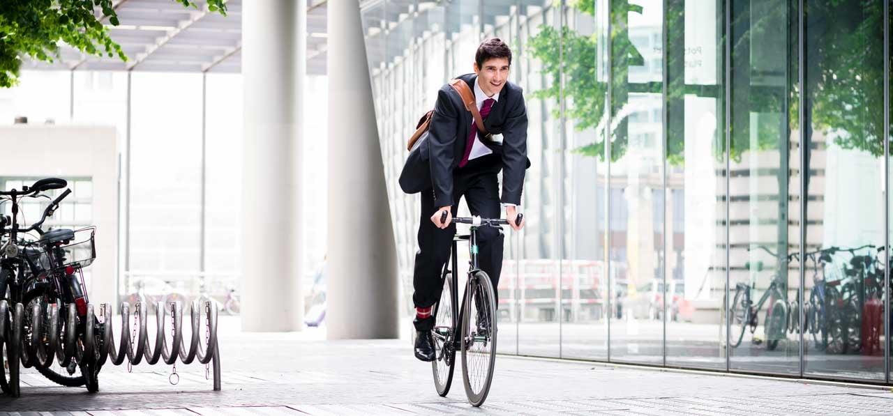 Mavie Work - Sport am Arbeitsplatz 2 - Blog Radfahren ist eine gute Möglichkeit, mehr Sport am Arbeitsplatz zu treiben - denn auch der Weg zum Büro kann genutzt werden, um mehr Sport in den Alltag zu intigrieren. Shutterstock.com / Kzenon