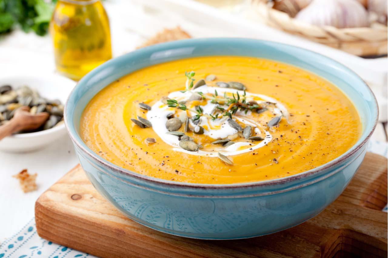 Mavie Work - einfache Diätrezepte 13 - Blog Eine Kürbissuppe kann man immer wieder aufwärmen und ist so auch als Meal Prep für den nächsten Tag optimal geeignet. Shutterstock.com / Anna_Pustynnikova