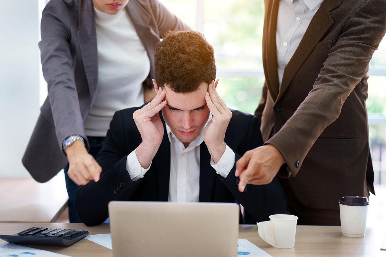 Mavie Work - Konfliktmanagement am Arbeitsplatz 3 - Blog Man sollte sich eine Distanz zu einer Konfliktsituation schaffen. Shutterstock.com / NaruFoto