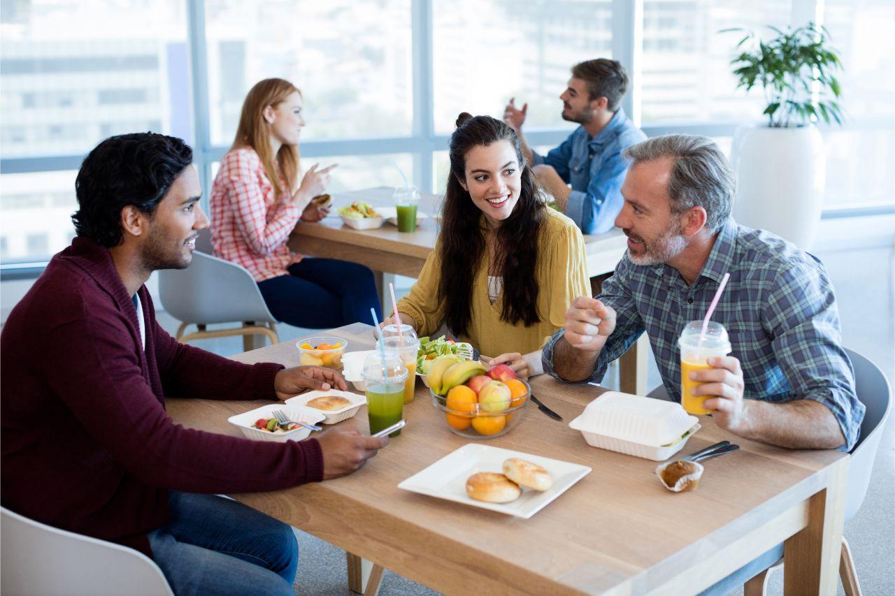 Mavie Work - Wie kann ich in der Kantine gesund essen 4 - Blog Zu viel Fett sollte vermieden werden. Shutterstock.com / wavebreakmedia