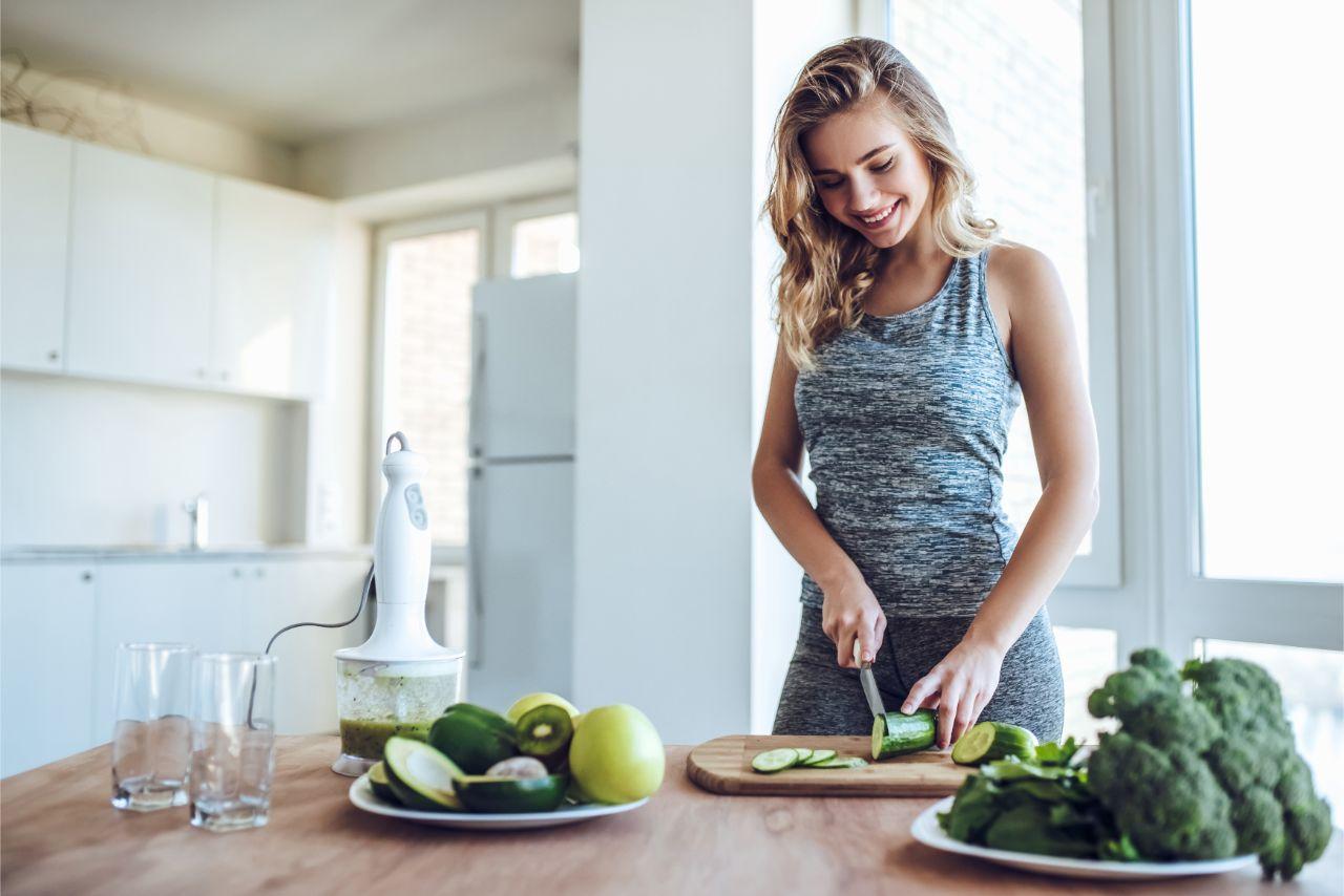 Mavie Work - Essen fürs Büro vorkochen 3 - Blog Essen vorkochen ist eine gute Möglichkeit auch in einer kurzen Mittagspause gesund zu essen. Shutterstock.com / 4 PM production