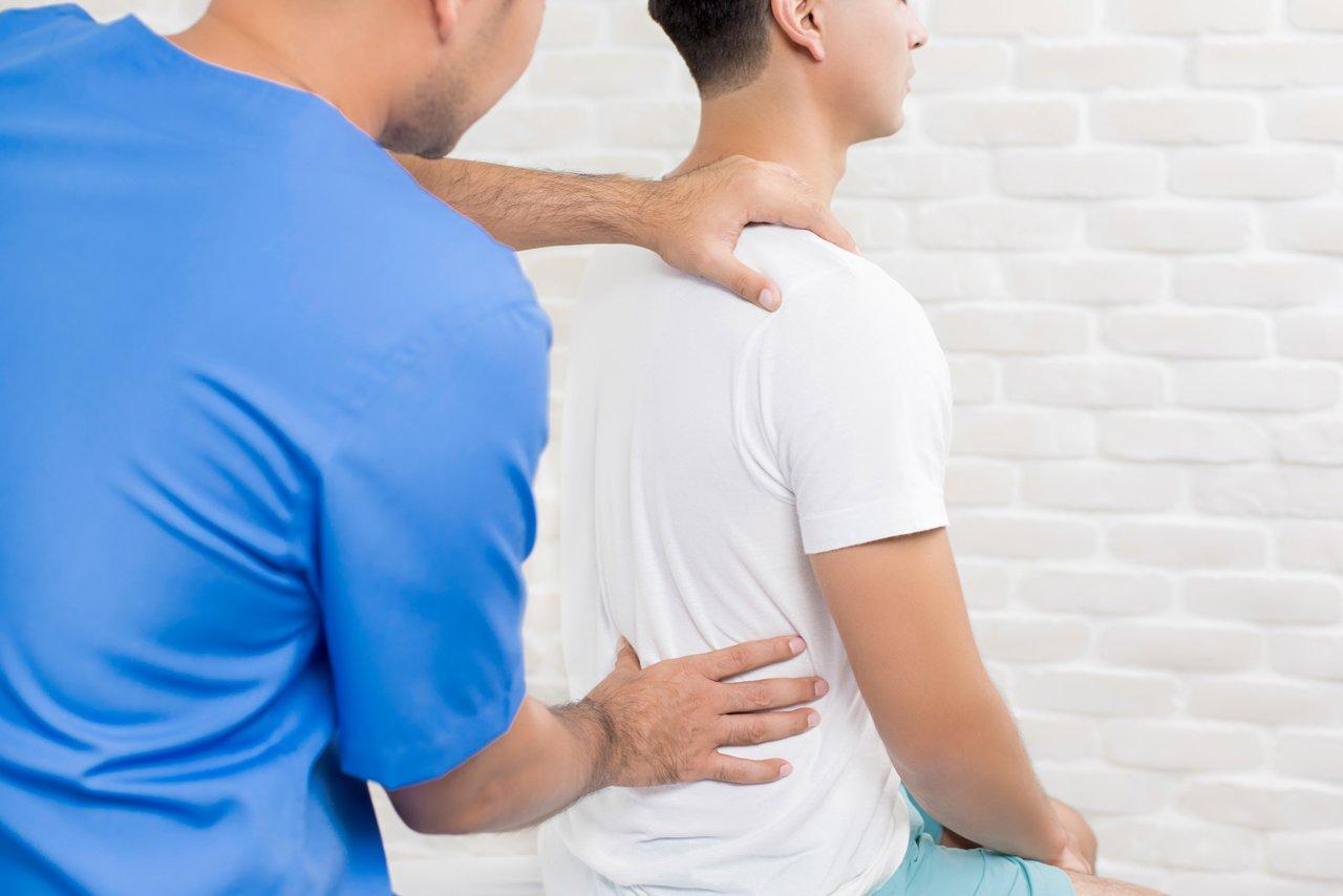 Mavie Work - Übungen gegen Hohlkreuz 4 - Blog Ein Hohlkreuz muss vom Physiotherapeuten behandelt werden.
Shutterstock /Atstock Productions