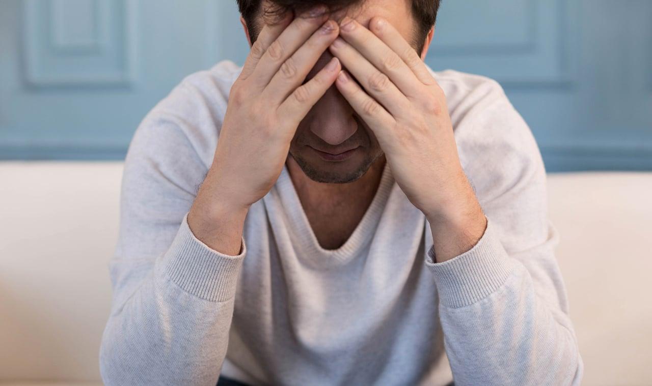 Mavie Work - Burnout Phasen 6 - Blog In den letzten Burnout-Phasen kommt es zum emotionalen Rückzug. Shutterstock.com / YAKOBCHUK VIACHESLAV
