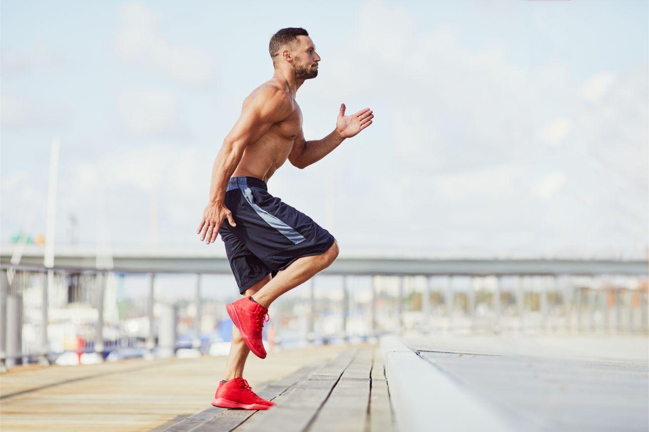 Mavie Work - HIIT Training 2 - Blog Das HIIT-Training besteht aus kurzen und intensiven Intervallen. Shutterstock.com / shevtsovy