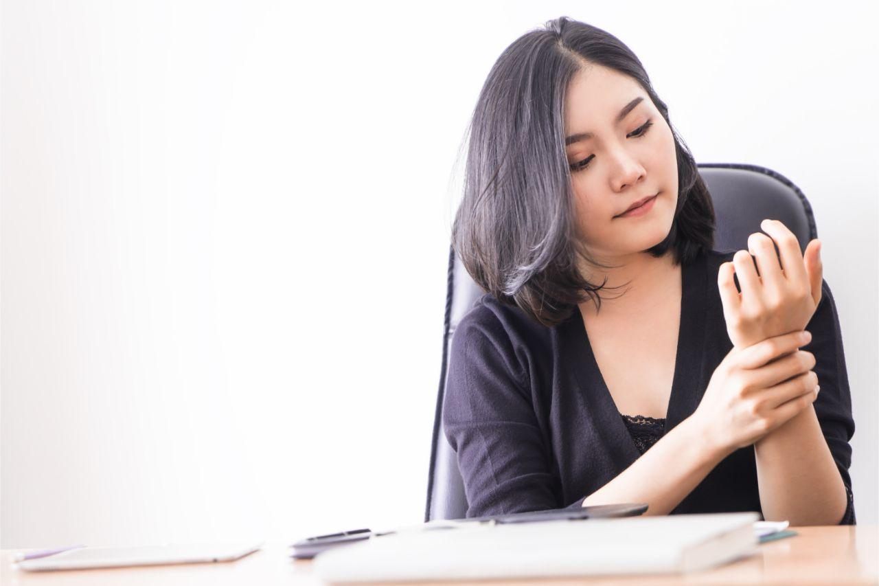 Mavie Work - Karpaltunnel 2 - Blog Der Karpaltunnel ist eine schmale Passage, durch die Sehnen und Nerven verlaufen. Shutterstock.com / Anutr Yossundara