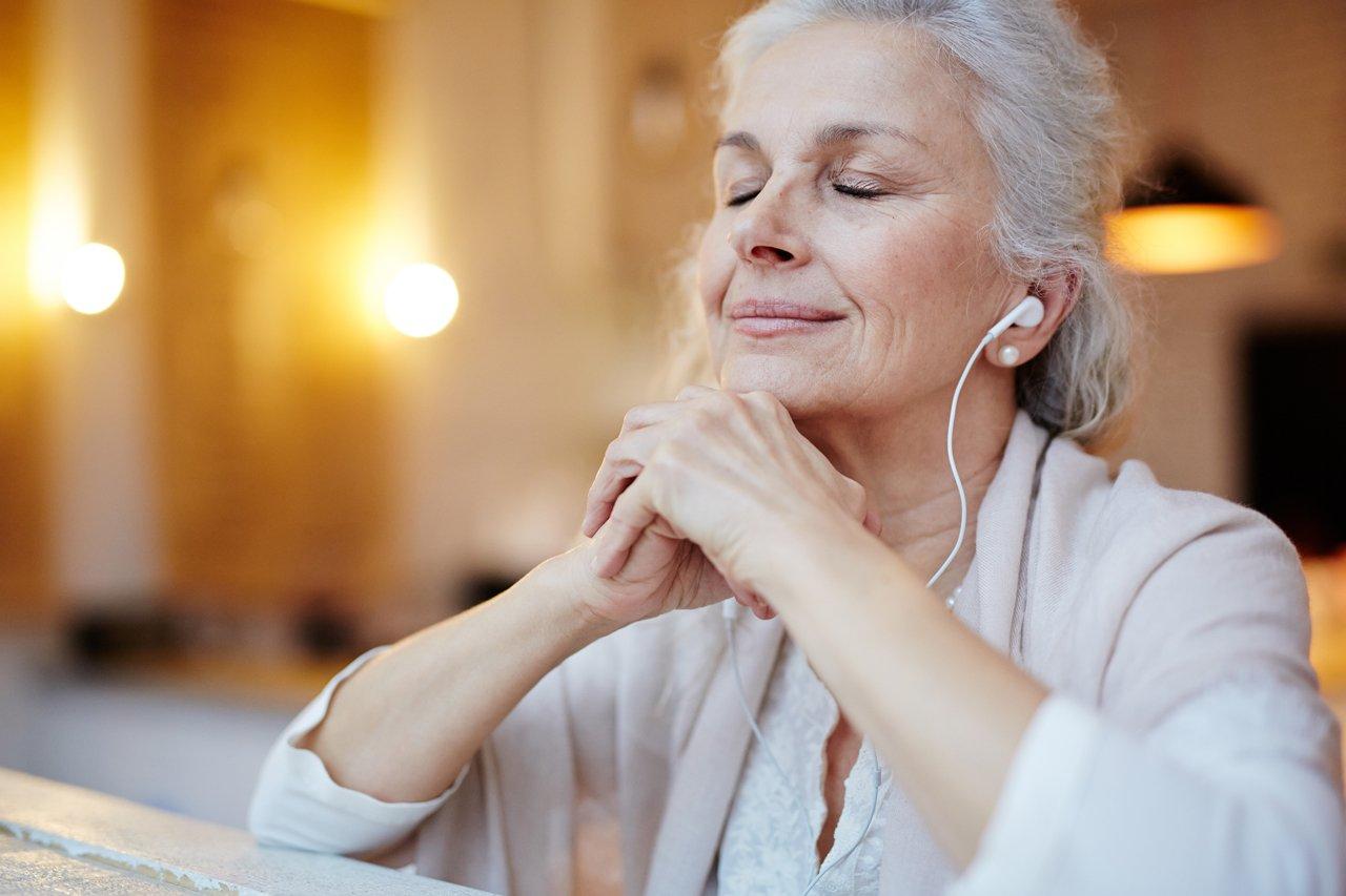 Mavie Work - Meditation zum Einschlafen 3 - Blog Mit Musik kann auch meditiert werden. Shutterstock.com / Pressmaster