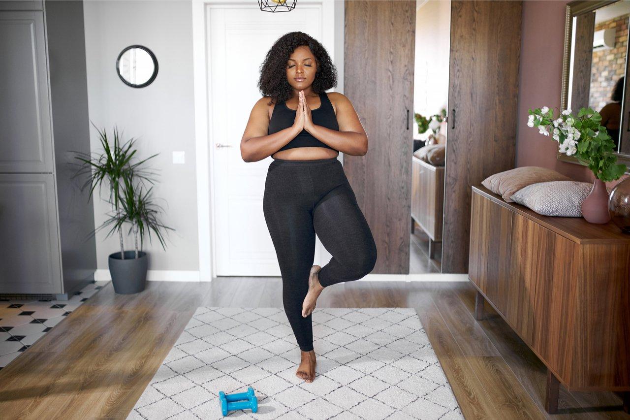 Mavie Work - 30 Wege wie du mehr Bewegung in deinen Alltag bringen kannst 5 - Blog Yoga entspannt nicht nur, sondern gibt dir auch die Möglichkeit dich auszupowern. Roman Chazov / Shutterstock