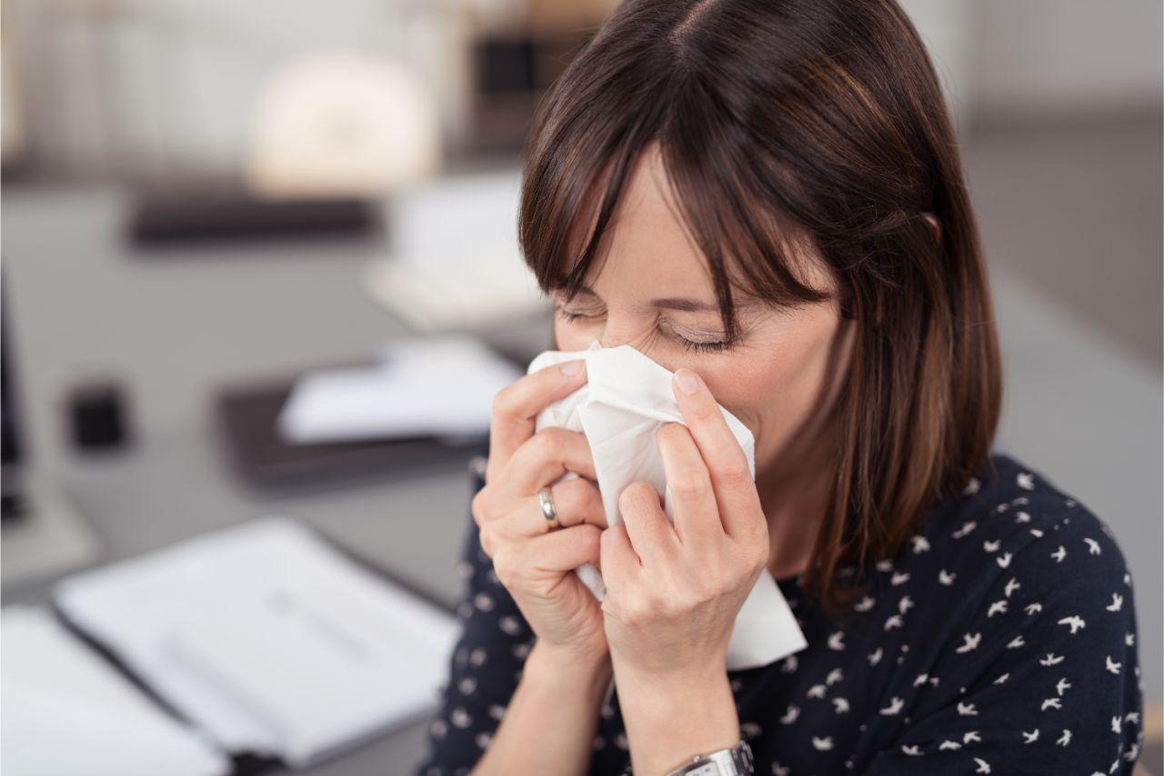 Mavie Work - Arbeiten trotz Krankschreibung 3 - Blog Bei Gefährdung der Gesundheit der Kollegen darf man nicht auf der Arbeit erscheinen. Shutterstock.com / Stockfour