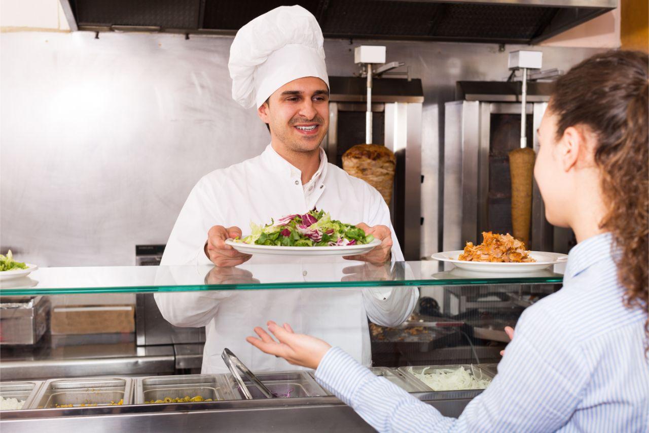 Mavie Work - Wie kann ich in der Kantine gesund essen 5 - Blog Gesundes Essen sollte eingefordert werden. Shutterstock.com / lakov Filimonov