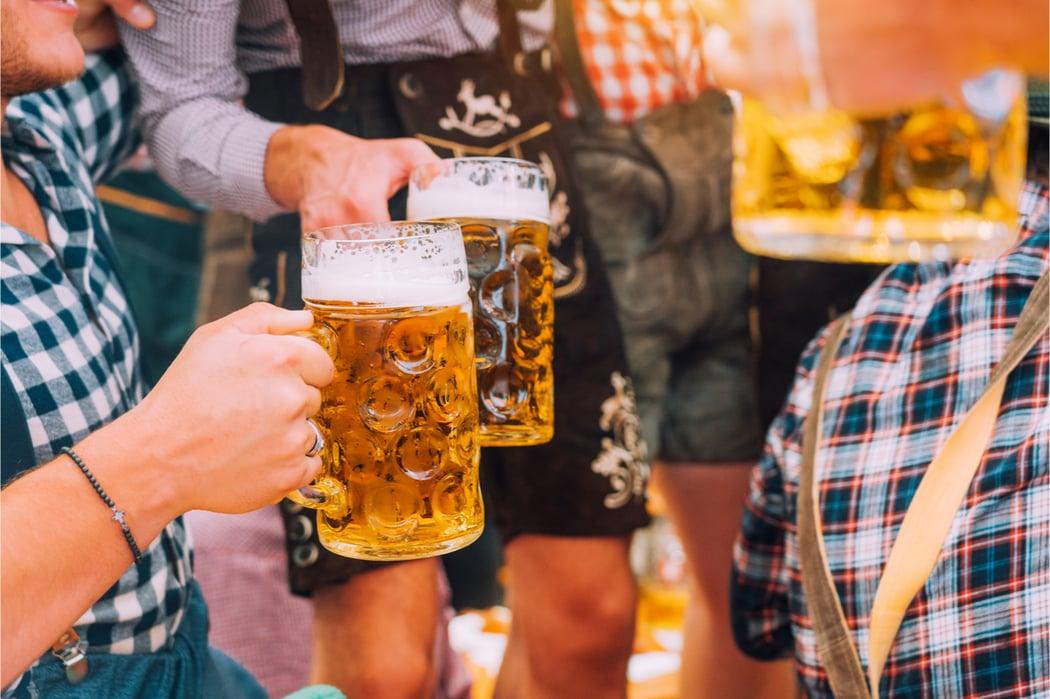 Mavie Work - Alkohol und Abnehmen 2 - Blog Nicht nur Alkohol und Abnehmen passt nicht zusammen, sondern auch Alkohol und Fitness. Alkoholkonsum hemmt nämlich dein Muskelaufbau. SOK Studio / Shutterstock