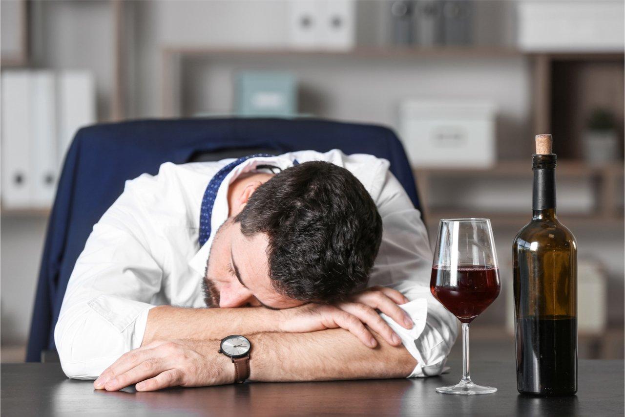 Mavie Work - Abnehmen trotz Alkohol 3 - Blog Um Alkohol zu verbrennen, stoppt der Körper die Fettverbrennung. Shutterstock.com / Pixel-Shot