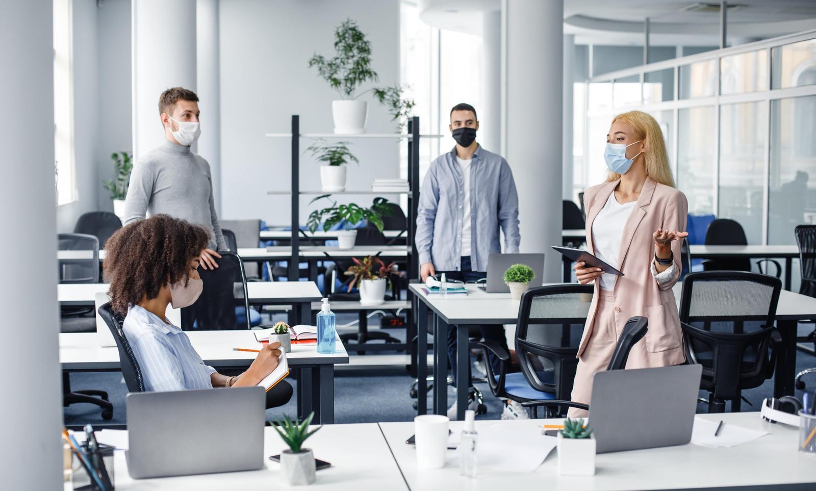 Mavie Work - Arbeitsschutz als Teil des Betrieblichen Gesundheitsmanagement 4 - Blog Unterweisungen müssen in regelmäßigen Abständen durchgeführt werden. / Prostock-studio