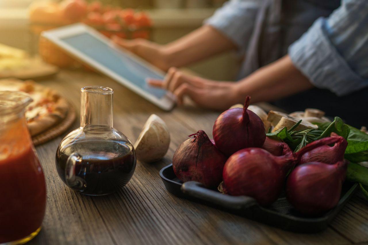 Mavie Work - Essen fürs Büro vorkochen 4 - Blog Rezepte, die praktisch mitzunehmen sind sind von Vorteil. Shutterstock.com / ESstock