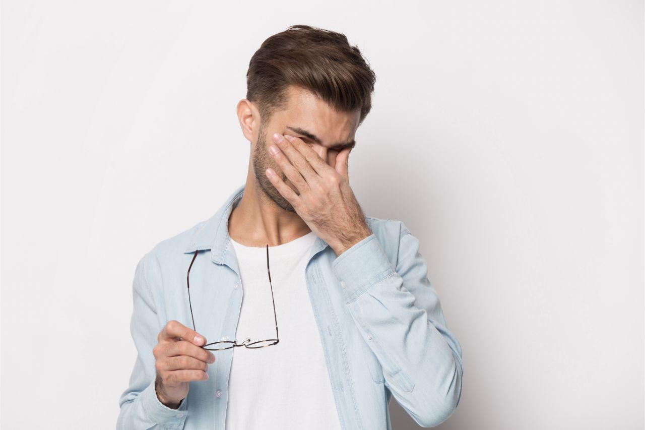 Mavie Work - Migräne mit Aura 5 - Blog Auch Sprachstörungen sind Folgen einer Migräne mit Aura. Shutterstock.com / fizkes