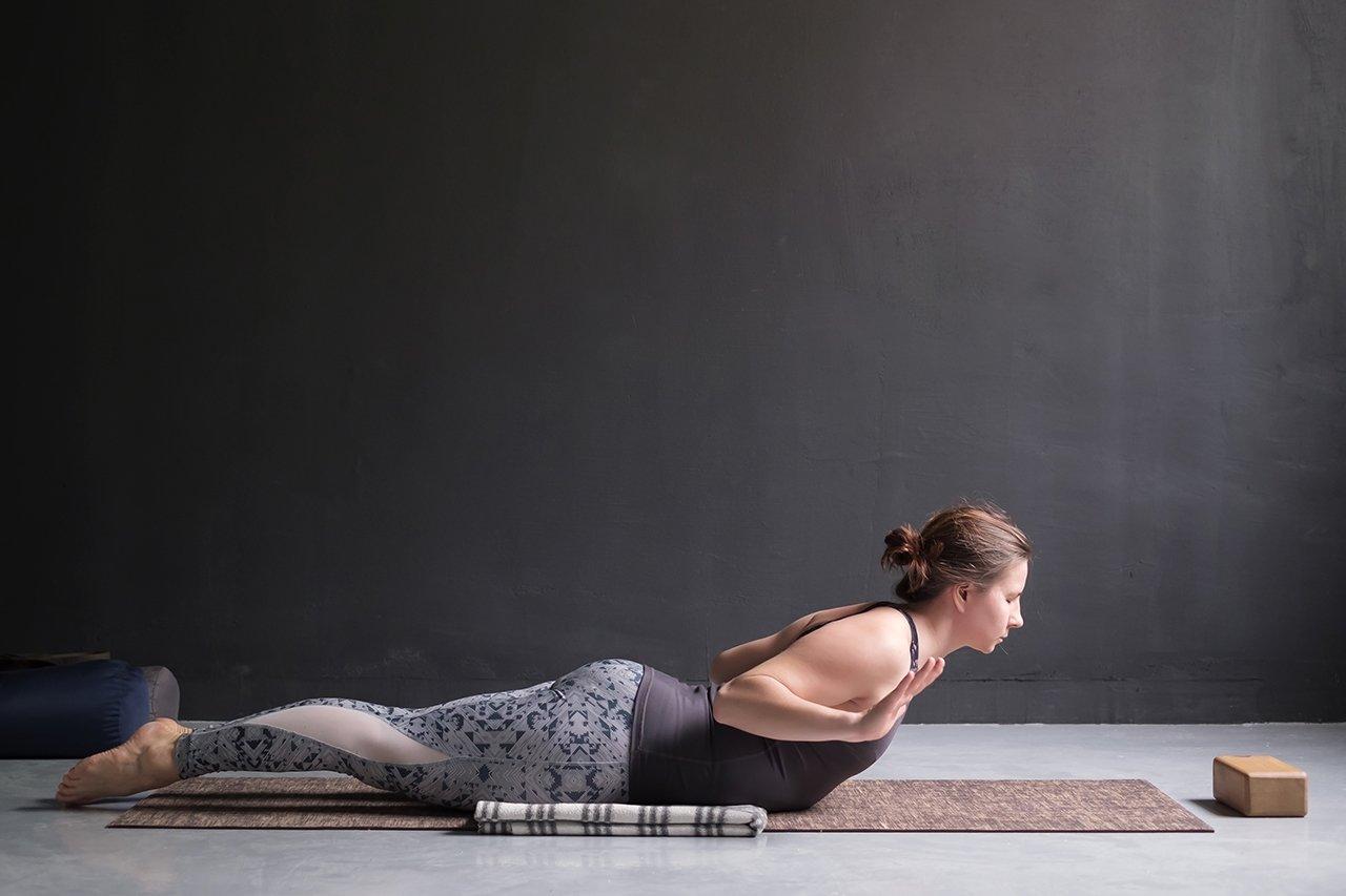 Mavie Work - Rückenübungen für zuhause 3 - Blog Die Übung für den oberen Rücken wird auf dem Bauch ausgeführt.