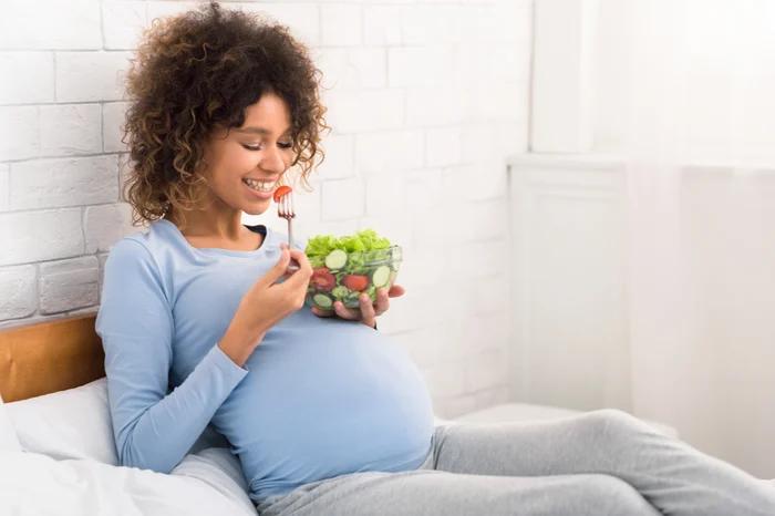 Mavie Work - Abnehmen in der Schwangerschaft 3 - Blog Während der Schwangerschaft sollte man auf eine gesunde und ausgewogene Ernährung achten. Prostock-studio / Shutterstock.com