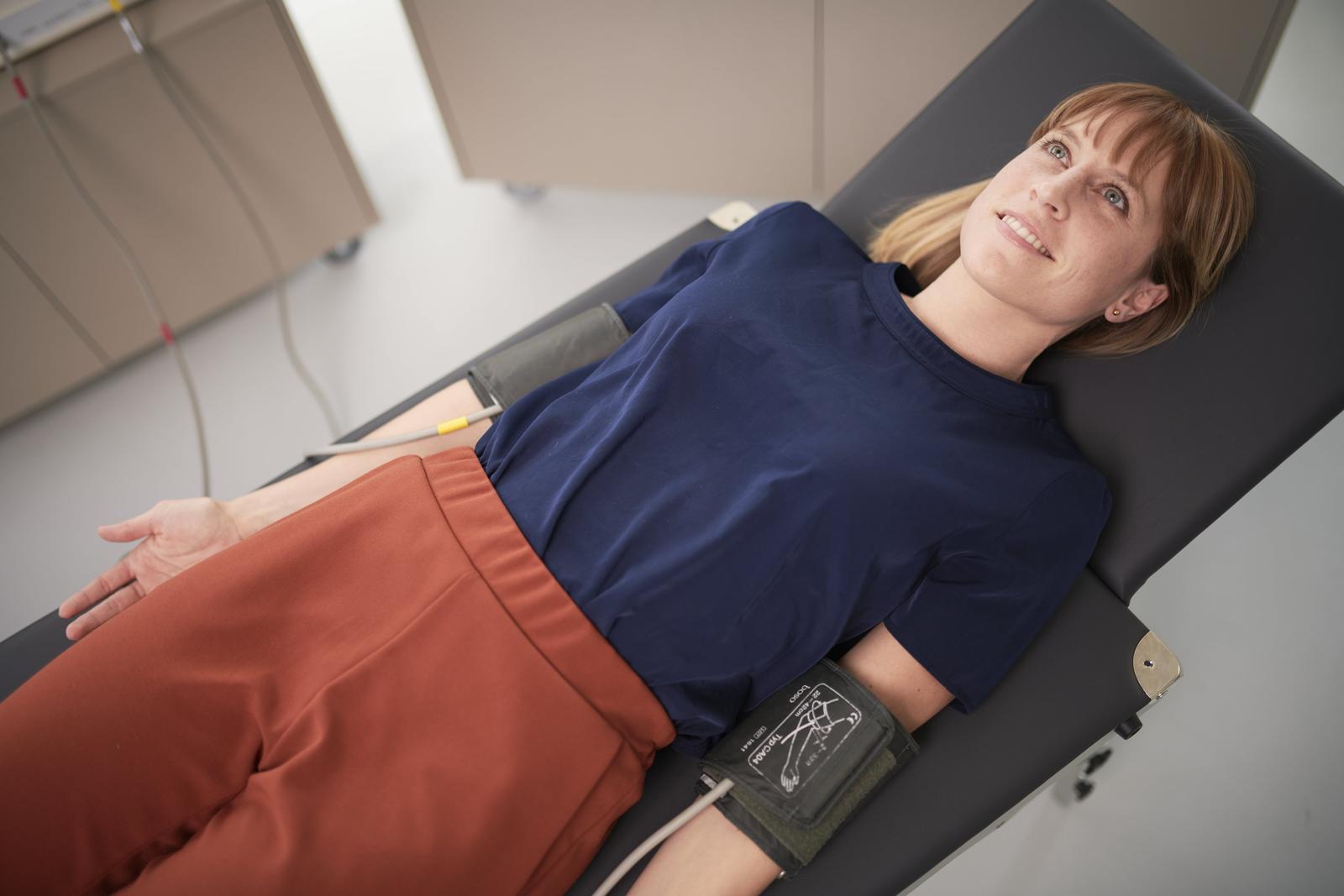 Mavie Work - Blutdruck 2 - Blog Durch die Blutdruckmessung an beiden Armen und Beinen können verengte Blutgefäße erkannt werden. / Mavie Work