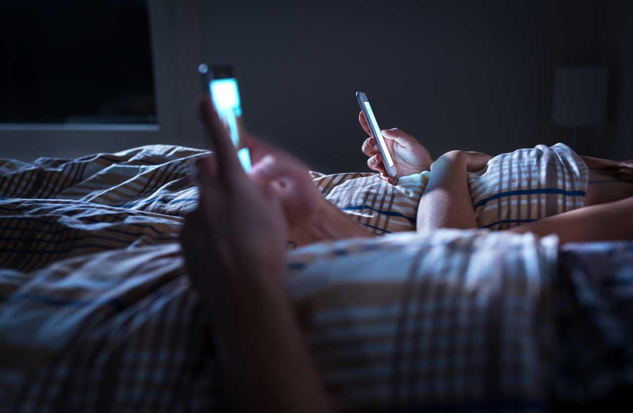 Mavie Work - Schlafmangel und seine Symptome 6 - Blog Störfaktoren wie Licht und Geräusche sollte vermieden werden. Shutterstock.com / Tero Vesalainen