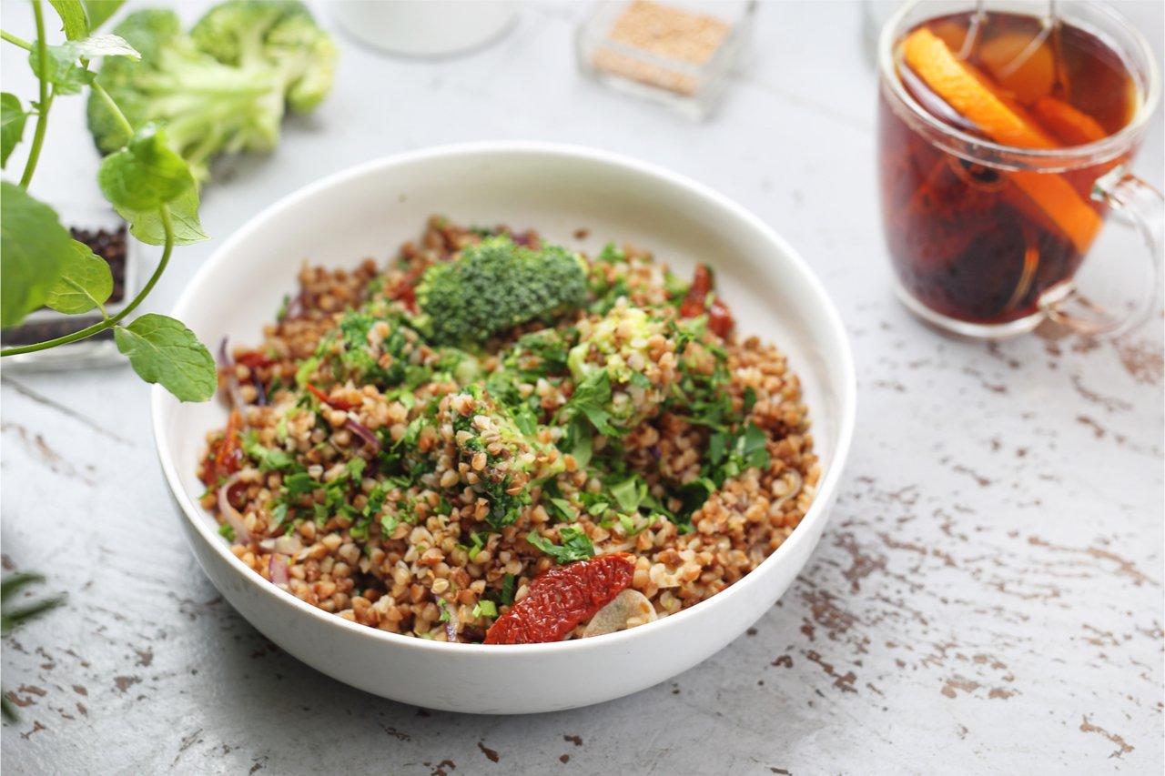 Mavie Work - Basenfasten 4 - Blog Diese Brokkoli Bowl eignet sich optimal als schnelles, säurearmes Mittagessen und ist einfach zubereitet. foodandcook / Shutterstock.com
