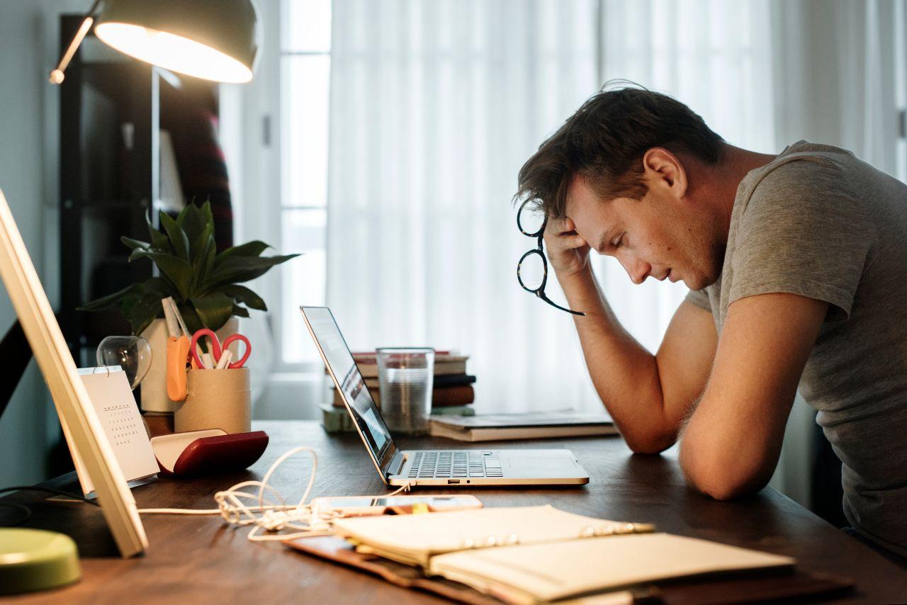 Mavie Work - Wie lange kann sich der Mensch konzentrieren 4 - Blog Arbeitet man zu lange, schadet man sich selbst. Shutterstock.com / Rawpixel.com