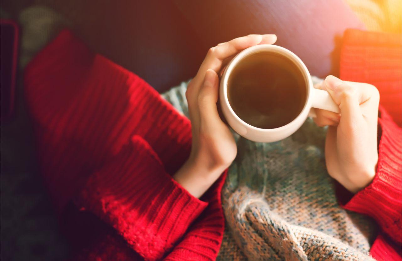 Mavie Work - Blasenentzündung 4 - Blog Besondere Tees können sehr entzündungshemmend wirken.
Shutterstock.com / antoniiio90