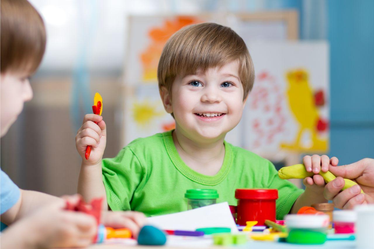 Mavie Work - Mitarbeiterrabatt 6 - Blog Es gibt auch Zuschüsse für die Betreuung der Kinder. Shutterstock.com / Oksana Kuzmina