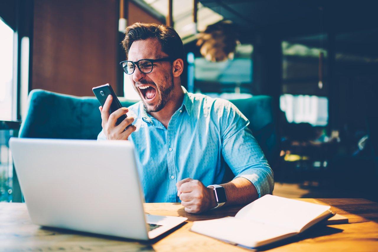 Mavie Work - Burnout Phasen 4 - Blog Schnelle Reizbarkeit und Ungeduld sind Zeichen für die dritte Burnout-Phase. Shutterstock.com / GaudiLab