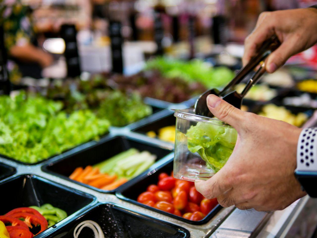 Mavie Work - Wie kann ich in der Kantine gesund essen 3 - Blog Obst und Gemüse sollte bevorzugt werden. Shutterstock.com / THE SinCos Studio