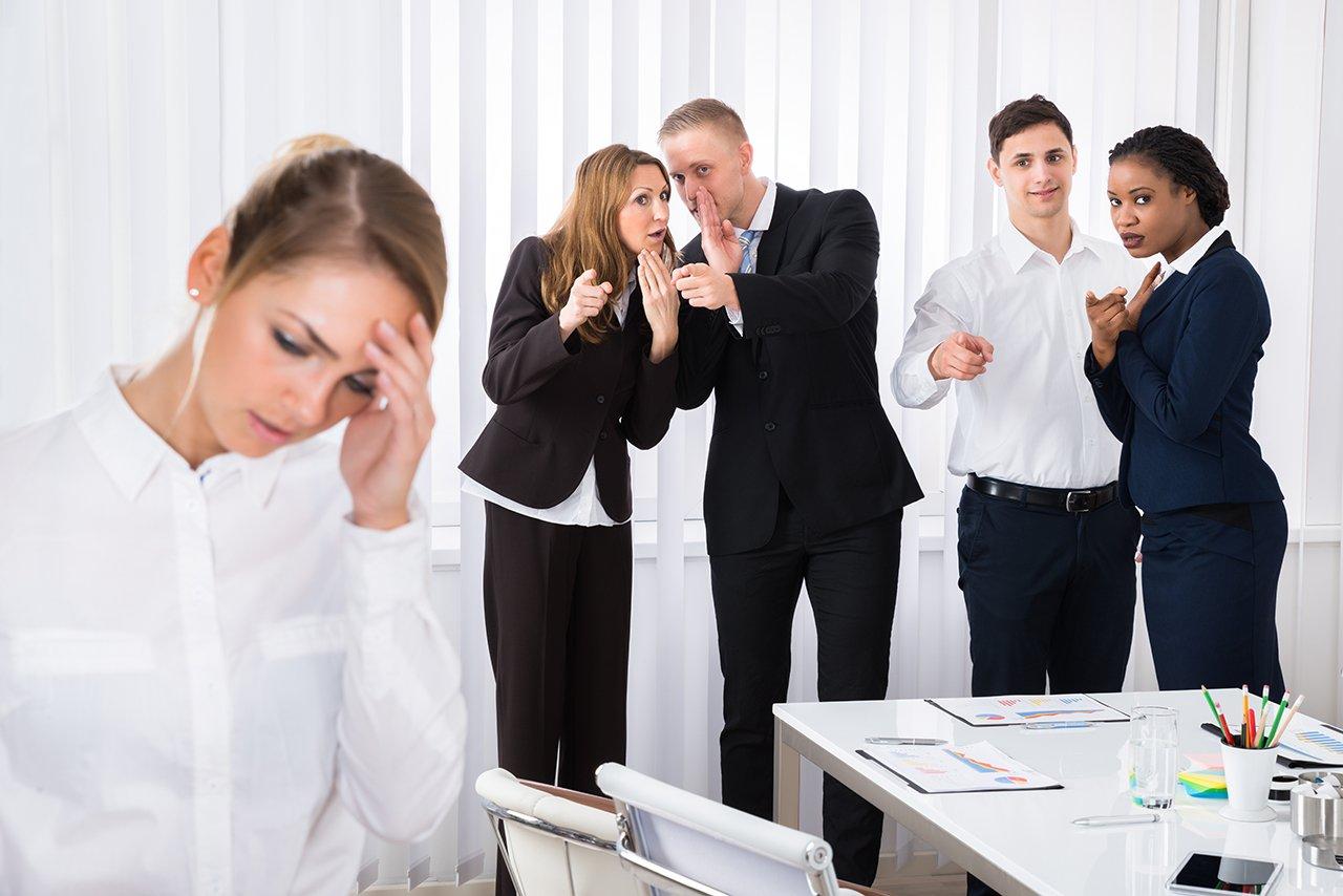 Mavie Work - Konfliktmanagement am Arbeitsplatz 4 - Blog Mobbing am Arbeitsplatz ist weit verbreitet. Shutterstock.com / Andrey_Popov