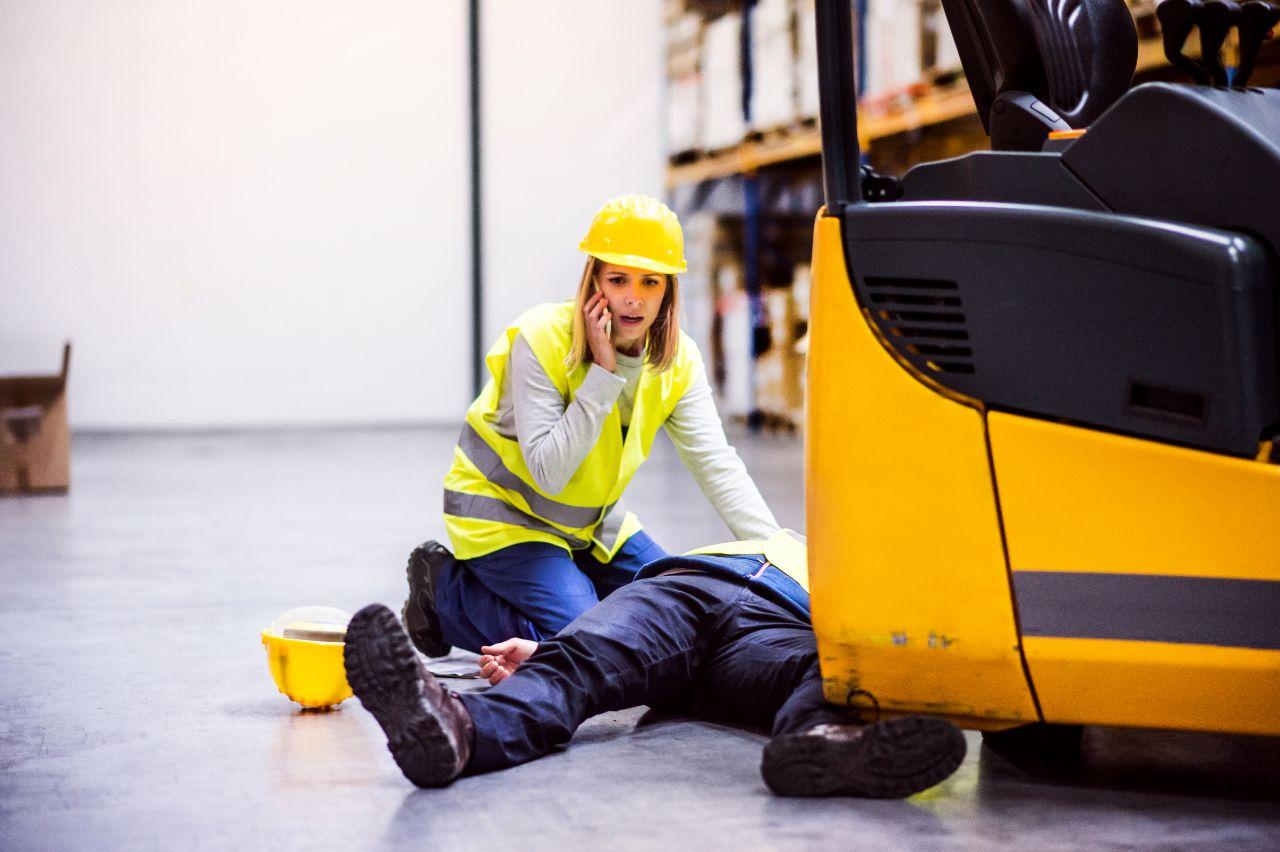 Mavie Work - Alkohol am Arbeitsplatz 3 - Blog Der Unfallschutz ist nur bedingt wirksam. Shutterstock.com / Halfpoint