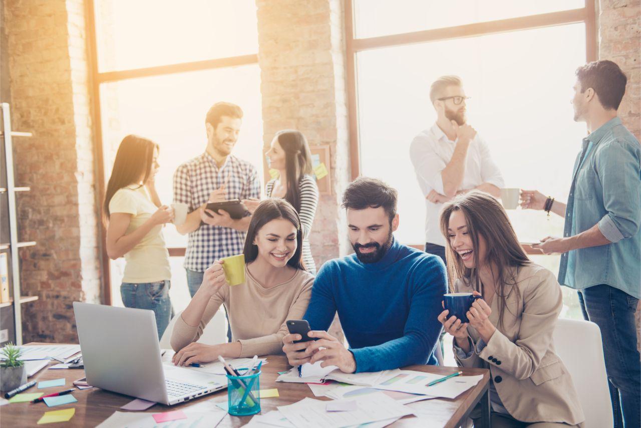 Mavie Work - Wieviel Mittagspause steht mir zu 2 - Blog Der Arbeitgeber gibt die Pausen vor. Shutterstock.com / Roman Samborskyi