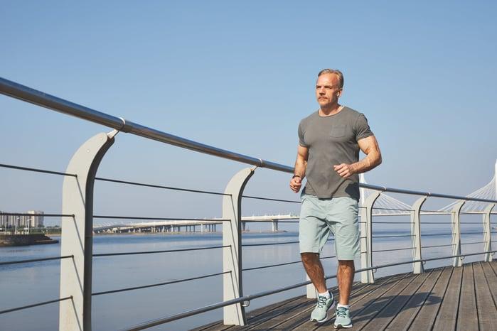 Mavie Work - Prävention am Arbeitsplatz 3 - Blog Regelmäßiger Sport ist nicht nur wichtig für die körperliche Fitness – auch zahlreiche Gesundheitswerte werden durch ausreichende Bewegung verbessert. / Quelle: AnnaStills