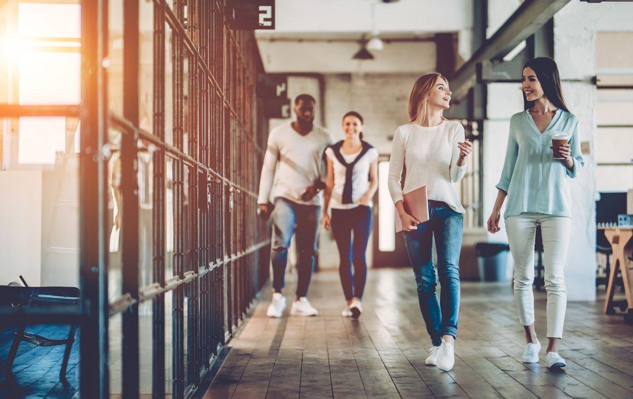 Mavie Work - Müdigkeit nach dem Mittagessen 9 - Blog Bewegung in der Pause erhöht die Leistungsfähigkeit. Shutterstock.com / 4 PM production