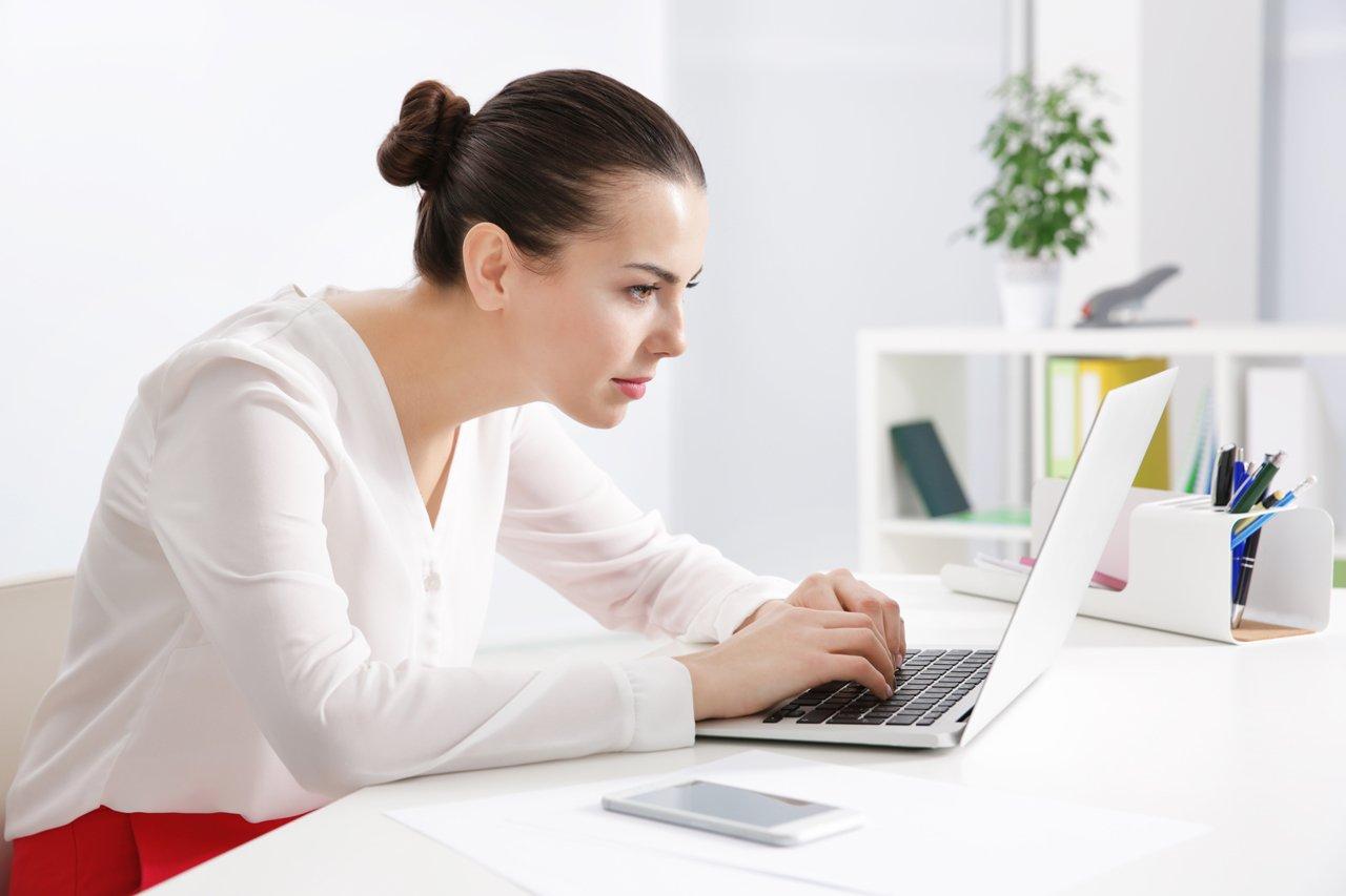 Mavie Work - Übungen gegen Rundrücken 2 - Blog Rundrücken entstehen durch eine falsche Haltung und viel Sitzen. Shutterstock.com / Africa Studio