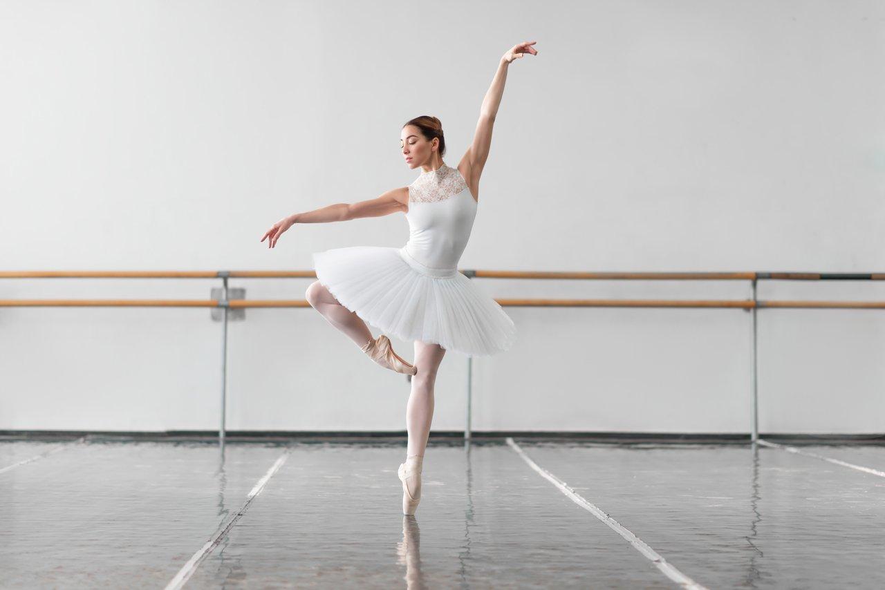 Mavie Work - Übungen gegen Rundrücken 3 - Blog Ballett erfordert Körperspannung und sorgt für eine aufrechte Haltung. Shutterstock.com / Nomad_Soul