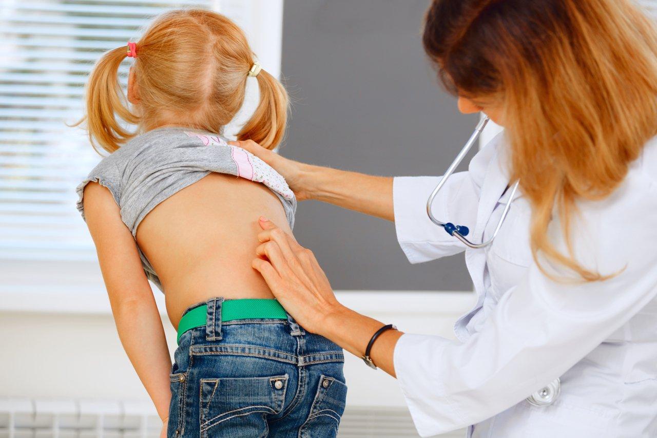 Mavie Work - Übungen gegen Hohlkreuz 2 - Blog Ein Hohlkreuz kann auch schon bei Kindern auftreten.
Shutterstock.com / luckyraccoon