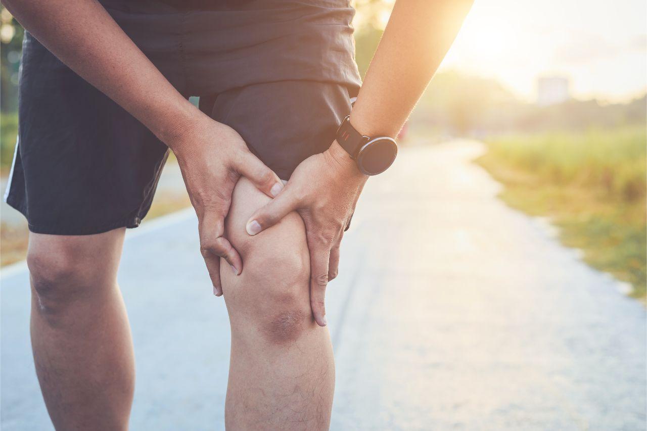 Mavie Work - Knieschmerzen vorbeugen 4 - Blog Bei Knieschmerzen müssen Knie geschont werden. Shutterstock.com / Piyawat Nandeenopparit