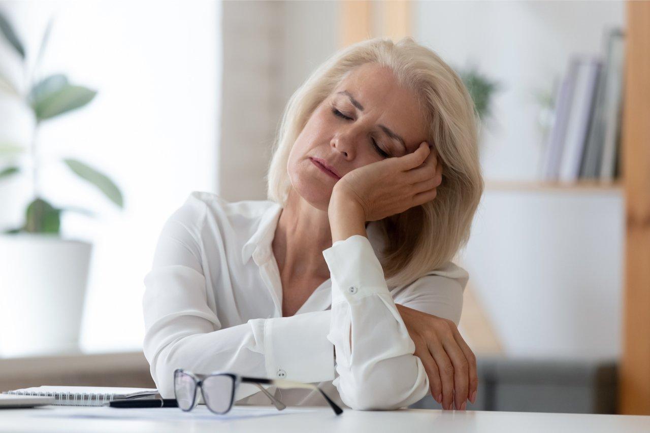 Mavie Work - Abnehmen in den Wechseljahren 5 - Blog Schlafmangel ist ein bekanntes Symptom, welches durch die Wechseljahre verursacht wird. Aus diesem Grund lohnt es sich, auf eine gute Schlafqualität zu achten, um sein Gewicht zu reduzieren. fizkes / Shutterstock.com