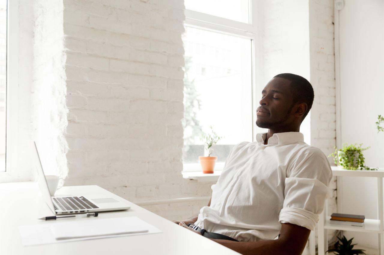 Mavie Work - Hautausschlag durch Stress 3 - Blog Stress steht für Druck und Anspannung. Shutterstock.com / fizkes