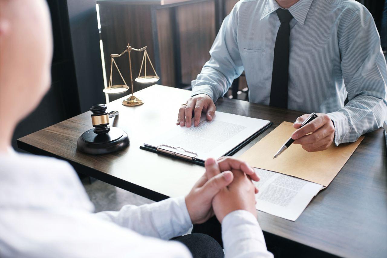 Mavie Work - Beschäftigungsverbot 6 - Blog Die Aufsichtsbehörde kontrolliert die Durchführung des Mutterschutzgesetzes. Shutterstock.com / Charlie's
