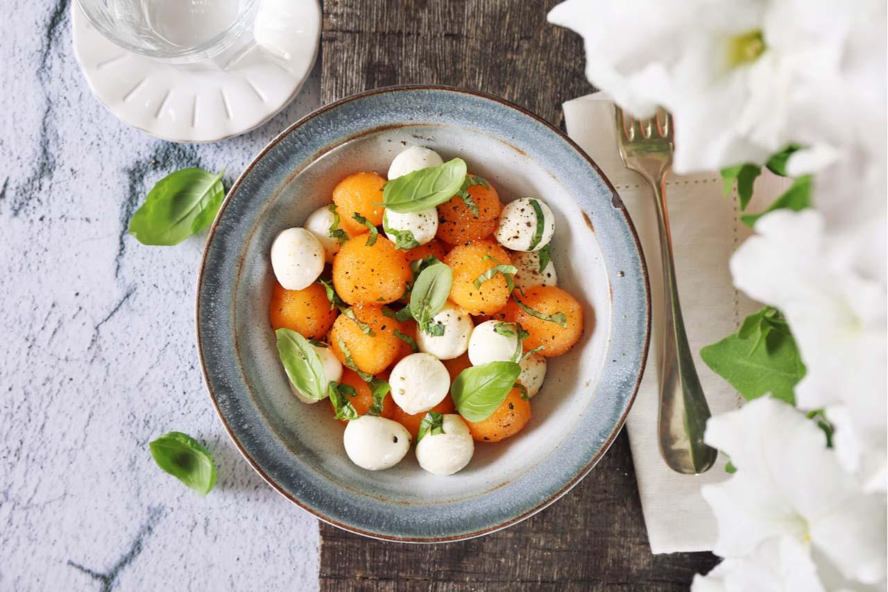 Mavie Work - einfache Diätrezepte 18 - Blog Mit dem Pfirsich-Mozzarella-Salat kann man etwas Abwechslung auf den Teller bringen. Shutterstock.com / photosimysia