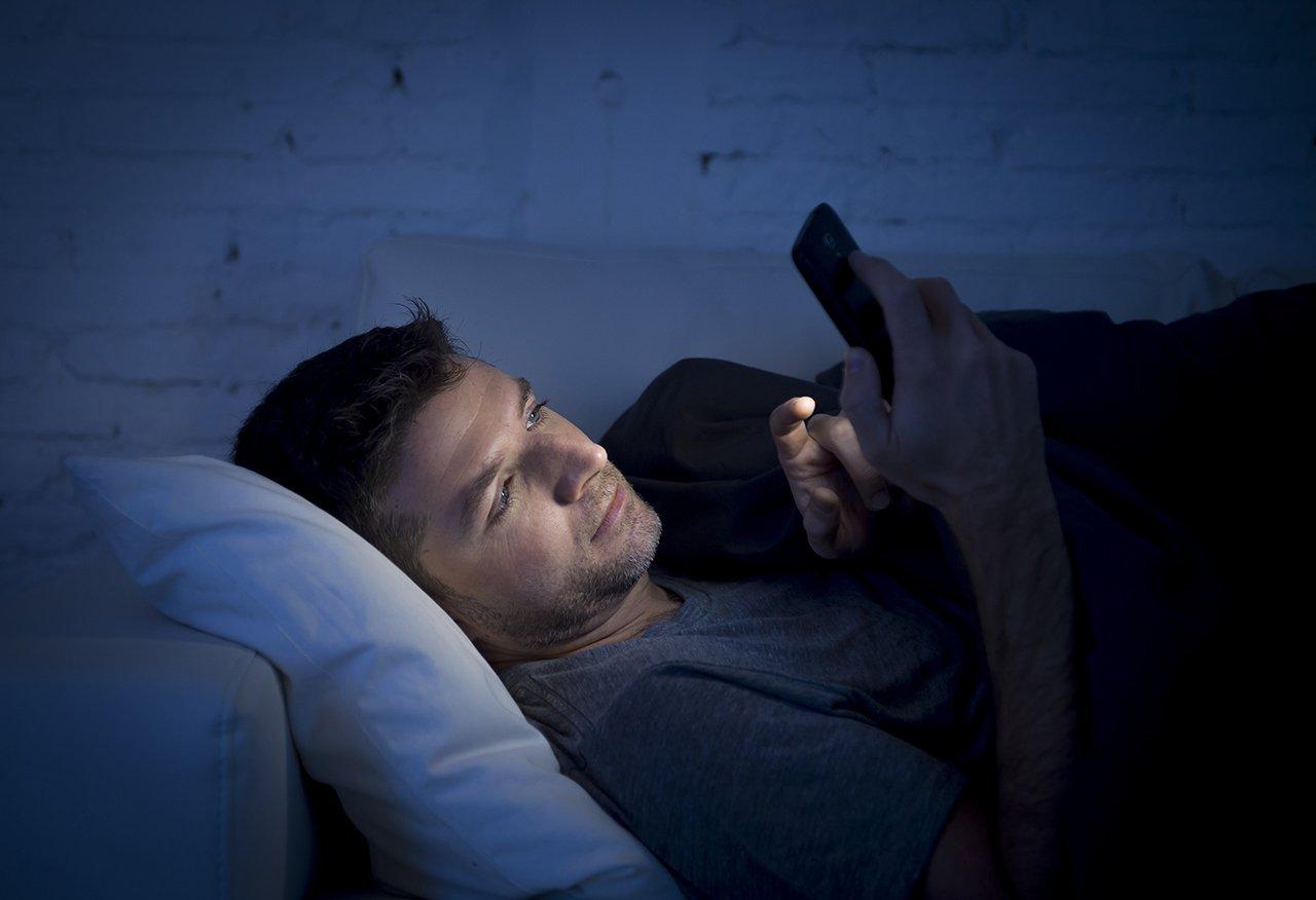 Mavie Work - Einschlafprobleme 5 - Blog Bildschirme am Abend führen oft zu Einschlafproblemen. Shutterstock.com / Marcos Mesa Sam Wordley