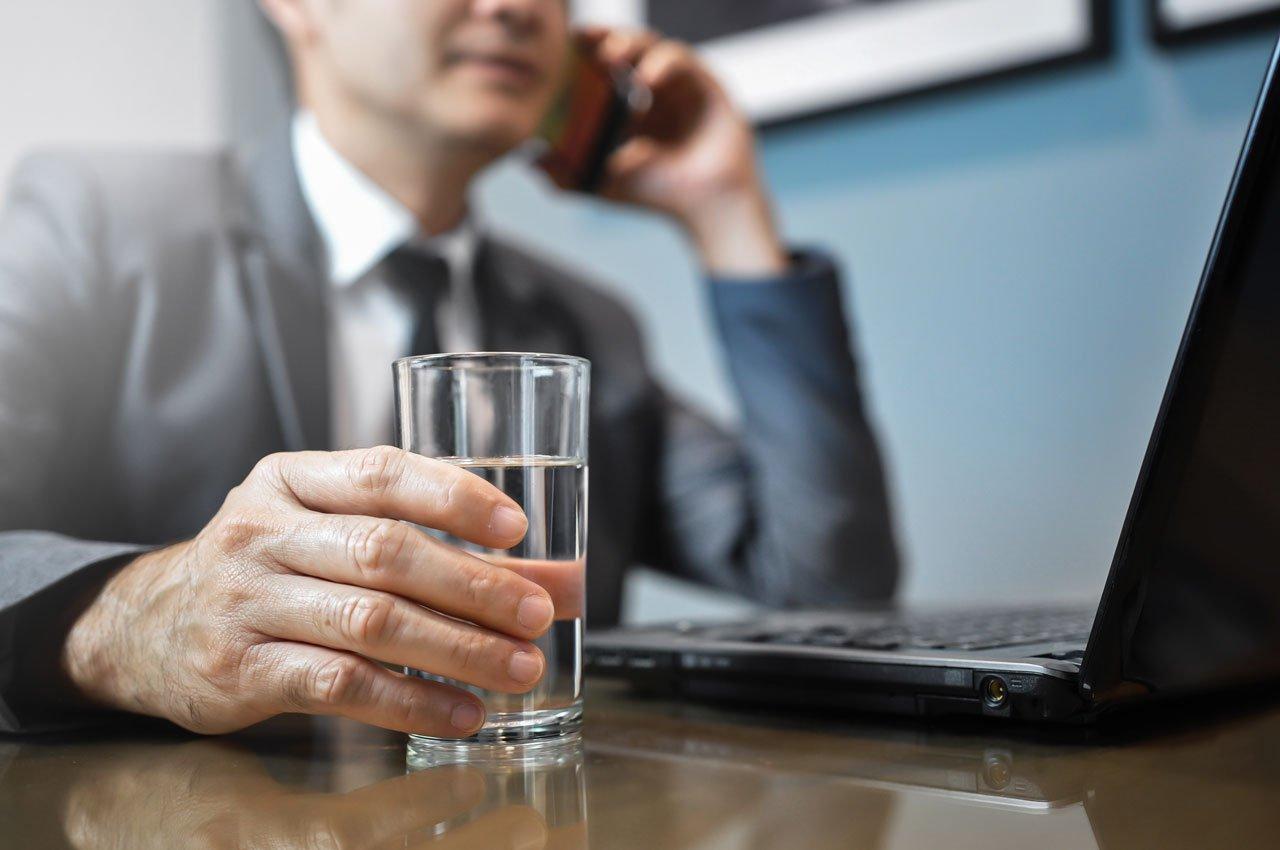Mavie Work - Nierenschmerzen vorbeugen 2 - Blog Genügend Wasser kann Nierenschmerzen vorbeugen. Shutterstock.com / eggeegg