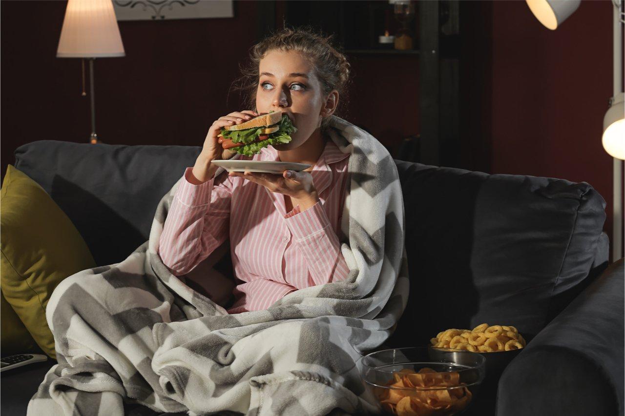 Mavie Work - Alkohol und Abnehmen 4 - Blog Nach einer durchzechten Nacht bekommt man schnell Heißhungerattacken auf ungesunde Fast Food Snacks. Wer kennt es nicht? Pixel-Shot / Shutterstock